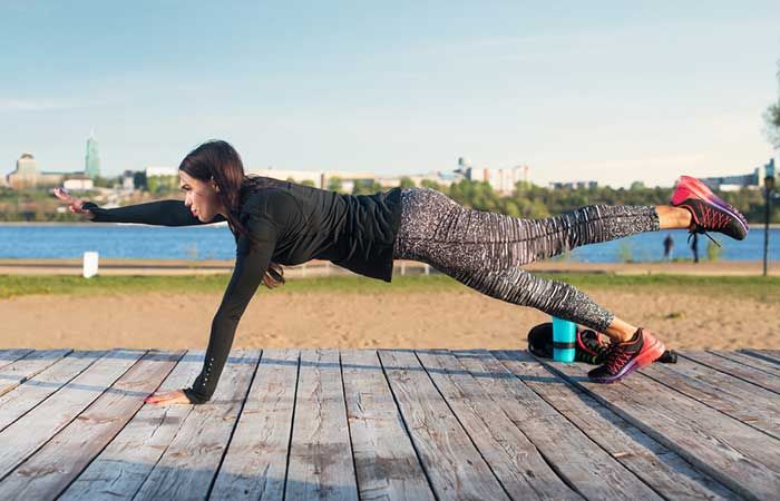 Deska na prostych rękach z uniesieniem nogi: aktywizacja rdzenia i równowagi