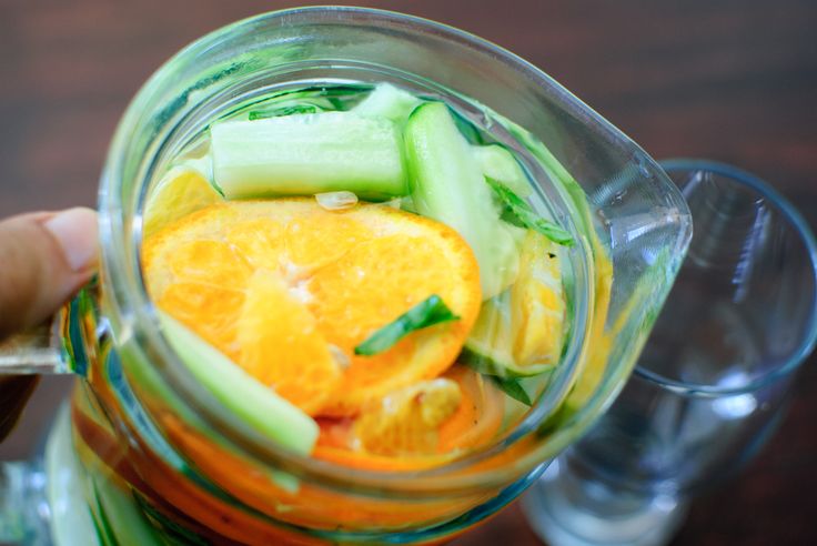 Woda Sassi: orzeźwiający napój zmniejszający obrzęki i stymulujący trawienie